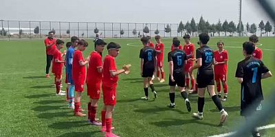 Fair-Play Örneği: Kahramanmaraşspor U15 Takımı, Şampiyon Helete Demirspor'u Alkışlarla Karşıladı