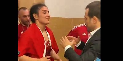 Milli güreşçi Nesrin Baş, Türk bayrağına sarılarak gözyaşlarına boğuldu