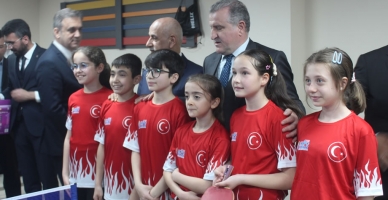 Kahramanmaraş'ta Spor Bakanı Osman Aşkın Bak, Küçük Masa Tenisi Oyuncusuna Antrenman Yaptırdı