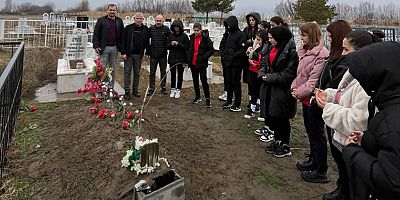 Anadolu Gençlikspor Kadın Futbol Takımı,  Hakan Doğan'ı Mezarı Başında Andı