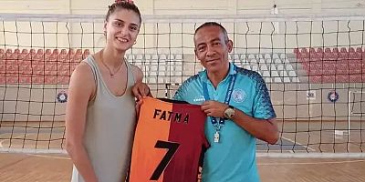 Fatma Beyaz, Galatasaray formasını Ahmet Paksoy'a hediye etti