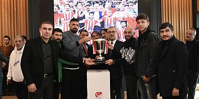 Kahramanmaraş İstiklalspor’un Şampiyonluk Kupası Başkan Güngör’ün Ellerinde Yükseldi