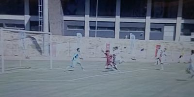Kahramanmaraşspor maçında rakip Niğde Anadolu FK oyuncusu elle topu ağlara gönderdi! hakem golü verdi